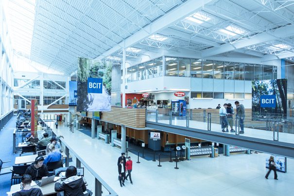 明るく開放的な空間にあるBCITのキャンパス内風景、学生が学習したり歩いたりしている様子。