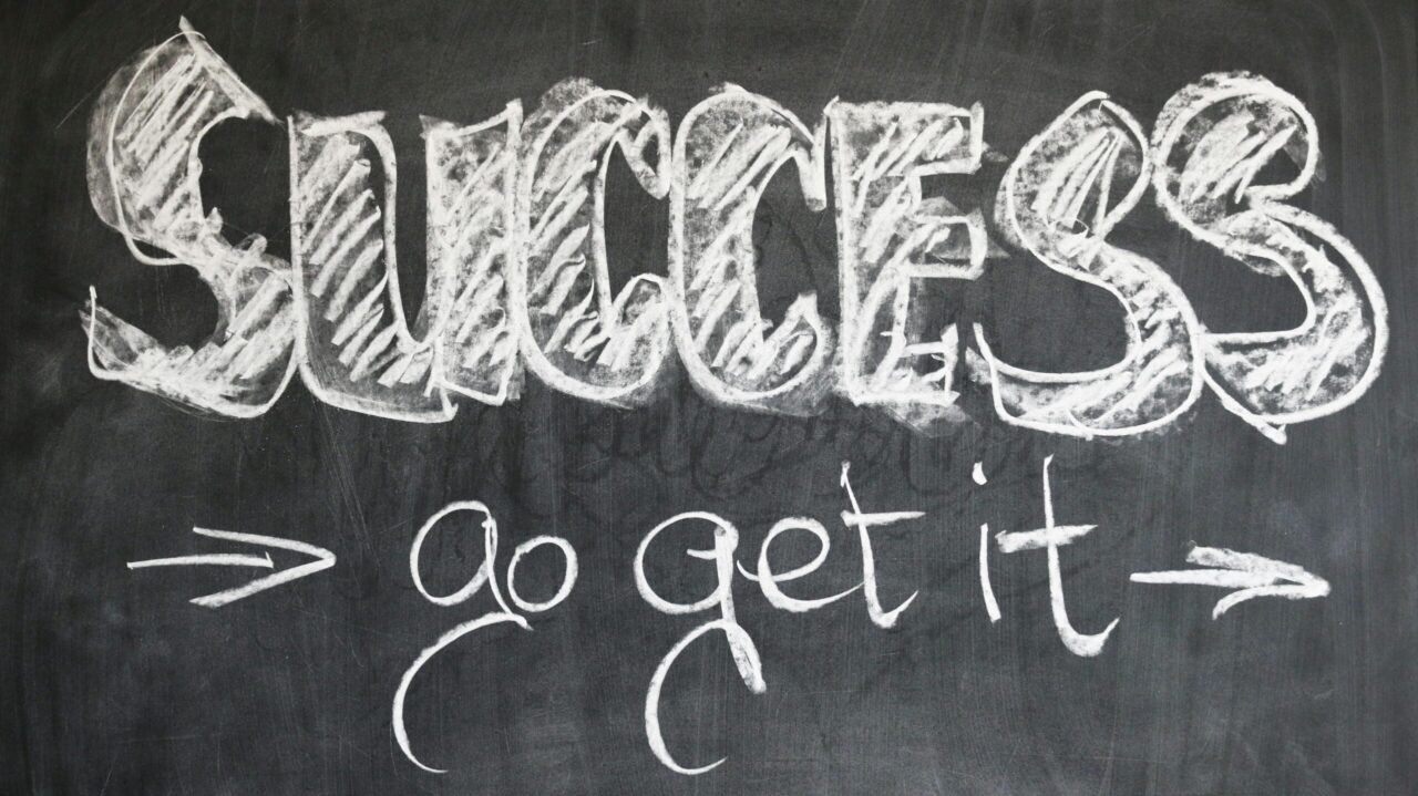 黒板にチョークでsuccess,go get itと書かれている。