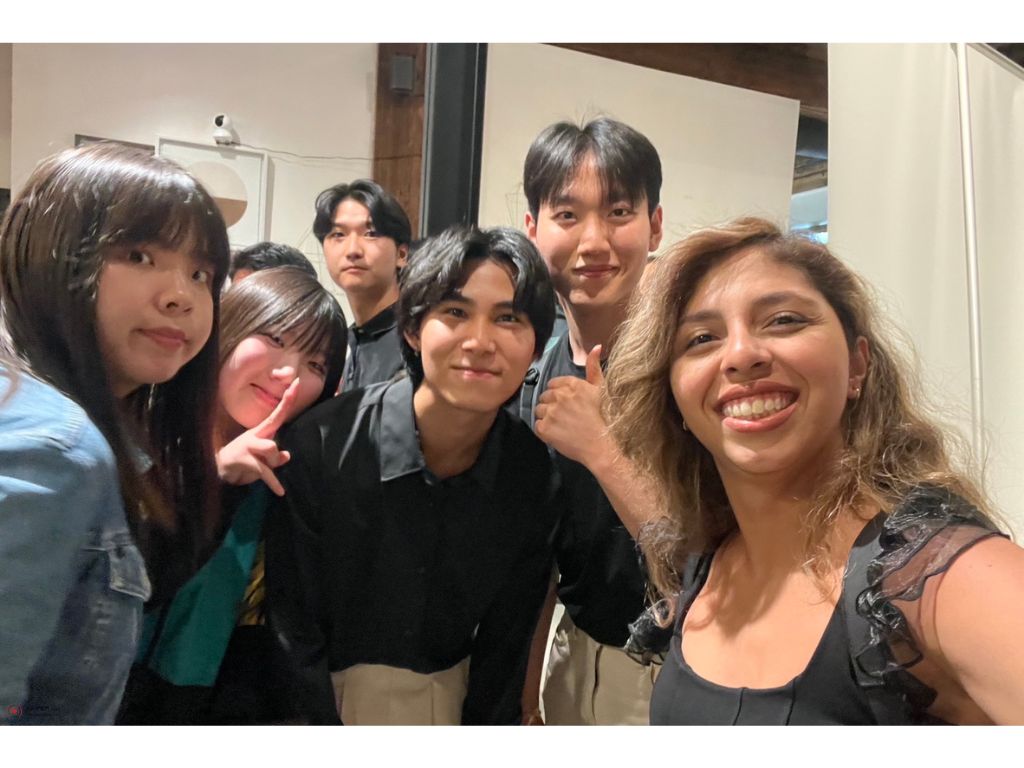 留学生の仲間と写真撮影