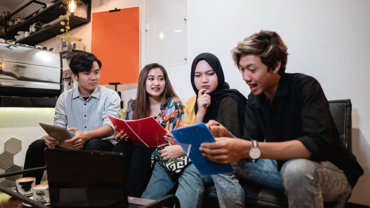 4人の男女の留学生が打ち合わせをしている