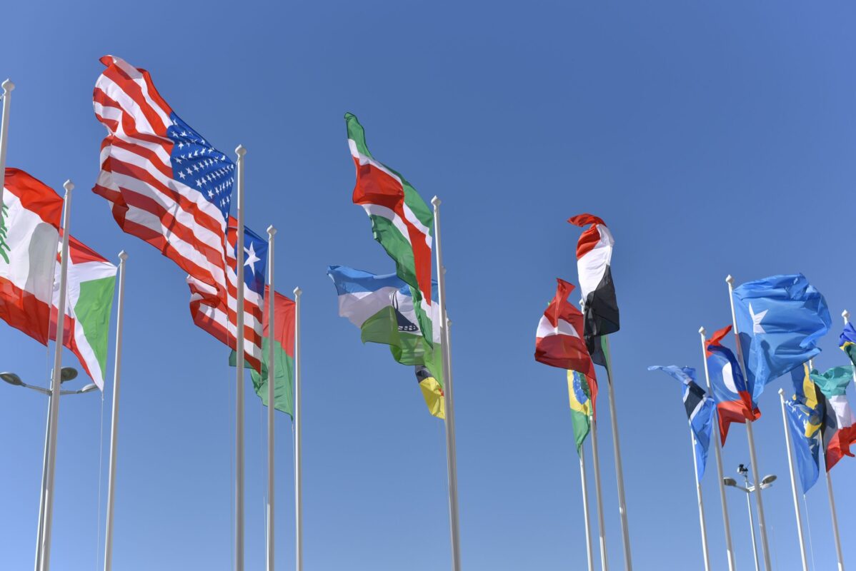 複数の国旗が風に靡いて並んでいる