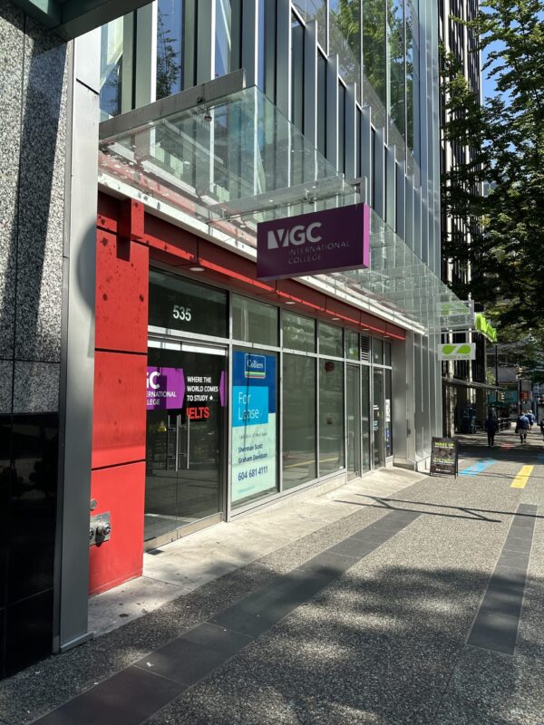 VGCの校舎の入り口