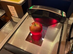 セルフレジの秤に商品を置く様子