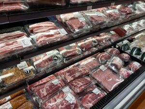 ブロック肉が売られている様子